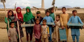 باله‌لرنی قوتقریش صندوغی: افغانستانلیک باله‌لردن اوچ‌دن بیری قیین ایشلر بیلن شغللنماقده