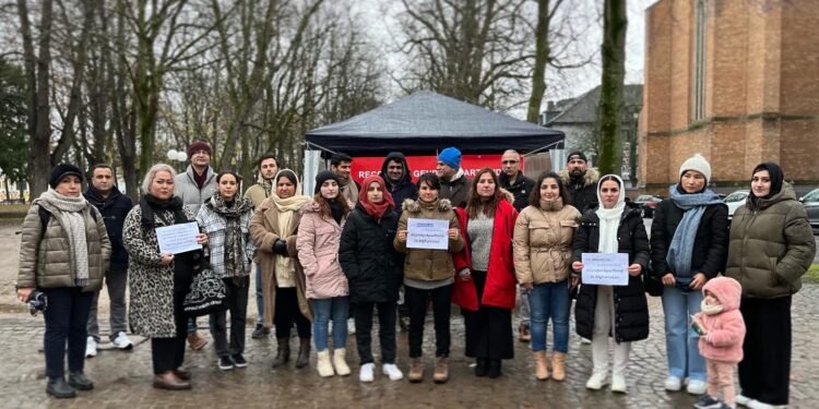 جنسیتی اپارتاید؛ آلمان ده بیر قطار افغانستانلیکلر ناراضلیک چادری قوریشگن