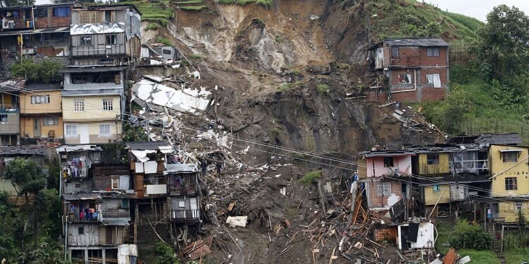 چین‌نینگ یوننان ولایتیده ییر سیلجیش واقعه‌سی یوز بېرگن