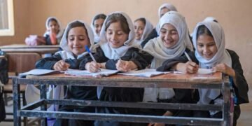 یونیسیف افغانستان‌ده ۱۴۰ مینگ باله‌گه اۉقیش زمینه‌سی یره‌تیلیشی‌دن خبر بېردی