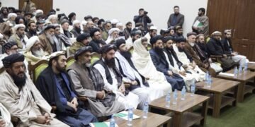 کابل‌ده دین عالم‌لری طالبان‌دن قیزلرگه اۉقیش اوچون رخصت بېریلیشی‌نی سۉره‌شگن