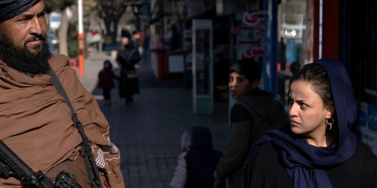 انسان حقلری فعاللری بیرلشمهسی: افغانستانده عیاللرنی توتقینگه آلینیشیگه قرشی چاره کۉریلسین