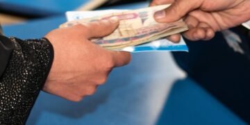 آذیق_آوقت دستوری اوتکن ییلی افغانستان‌ده آلتی مینگ‌دن آرتیق انسان‌گه نقدی یاردم بېرگن