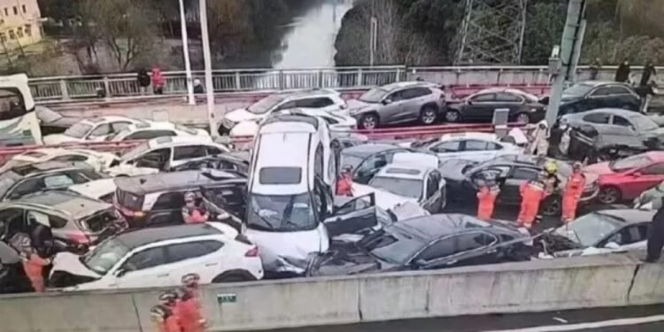 چین‌ده ۱۰۰ دن آرتیق موتر کیتمه_کیت ترافیکی حادثه قیلدی