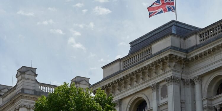 بریتانیا تشقی ایشلر وزیرلیگی بو مملکت فقرالرینی افغانستان‌گه سفر قیلیش‌دن آگاه‌لنتیردی