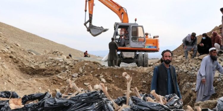 خوست‌ده ۱۰۰ کیشی کۉمیلگن قبر تاپیلگن