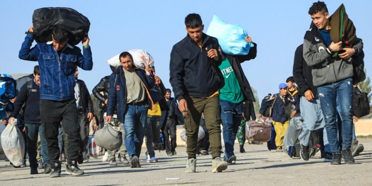 اوتکن ایکی هفته جریانیده ایگیرمه مینگ افغانستان فقراسی ایران‌دن چیقاریلگن