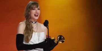 تیلور سویفت موسیقه افسانه‌سیگه اَیلندی