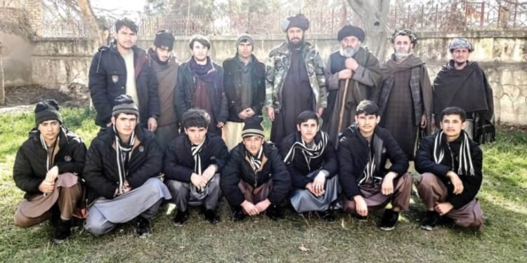 فاریاب ولایتیده ایران‌دن رد بۉلگن ۷ باله عایله‌لریگه تاپشیریلگن