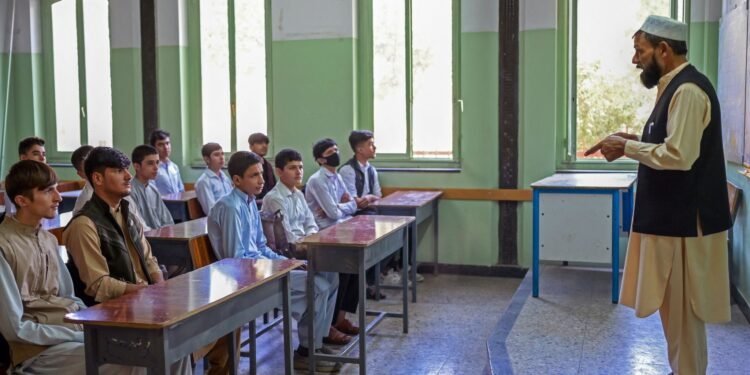 یونیسف افغانستانده ۲۰۰ مینگ بالهگه اوقیش زمینهسینی یرهتیشگه قرار قیلگن