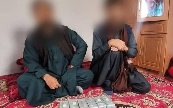 طالبان تامانیدن ایکی کیشی دالر قاچاق اېتیش عیبلاوی بیلن قۉلگه آلینگن