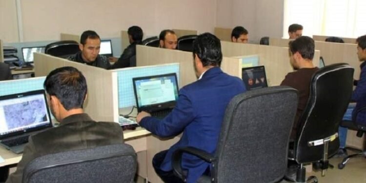 افغانستان‌ده رمضان آیی جریانیده ایش زمانی بیش ساعت‌گه قدر آزه‌یتیریلدی