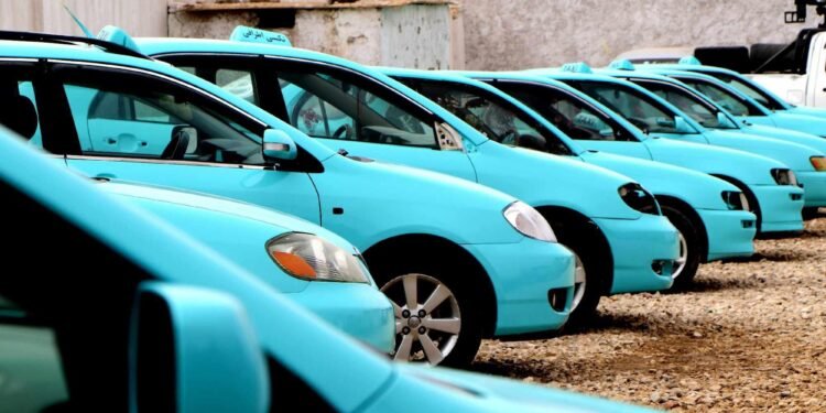 افغانستان شمالی ولایتلریده تکسی‌لر رنگ‌نی اوزگرتیریش جریانی باشلندی