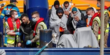 بریتانیا ناقانونی مهاجرلرنی روانداگه انتقال بېریش لایحه‌سینی تصدیق‌لگن