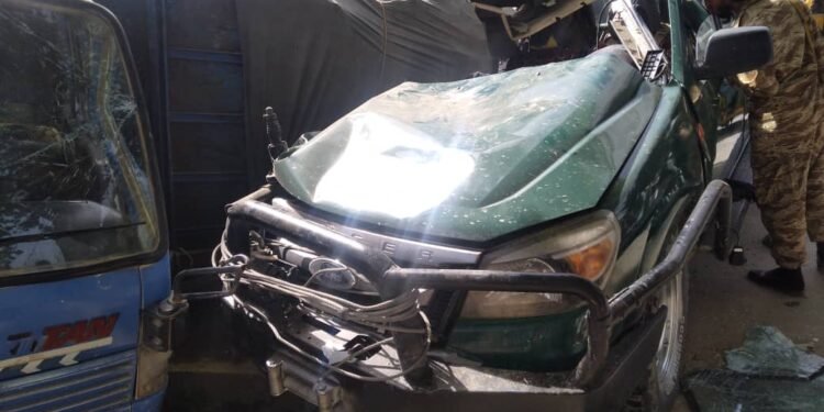 تخار ده ترافیکی بیر حادثه عاقبتیده بیر کیشی جان بېریب و تۉرت کیشی اېسه یره‌لنگن