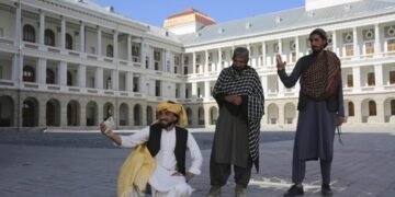 آسوشیتدپرس: طالبان دوریده افغانستان‌گه سیاح‌لر اینقسه چین‌ فقرالری کېلیشی کوپه‌یگن