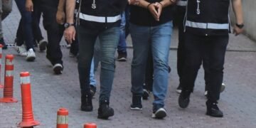 استانبول‌ده ۱۰ کیشی داعش‌گه همکارلیک قیلیش عیبلاوی بیلن قۉلگه آلیندی