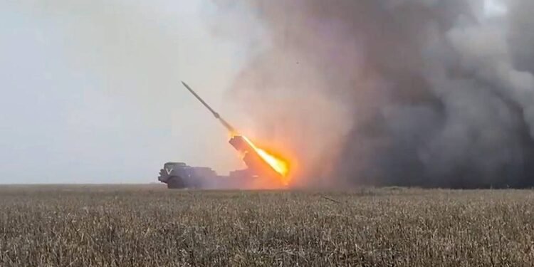 روسیه تامانیدن اوکراین قرار‌گاه‌لری‌گه اۉیوشتیریلگن هجوم؛ ۳۰ اوکراین‌لیک حربی هلاک بۉلگن