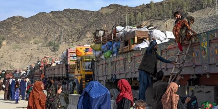 اۉتگن بیر کون‌ده قریب ۷۰۰ افغانستان‌لیک قاچقین‌ پاکستان‌دن چیقریلگن