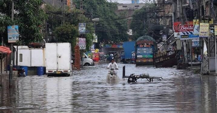پاکستان ده قتیق یاغینگرچیلیک و چقماق نتیجهسیده، کمیده ۲۴ کیشی هلاک بۉلگن