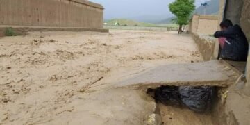 آذیق_آوقت دستوری: افغانستان‌ده اخیرگی سوو تاشقین‌لری ۸۰ مینگ کیشی‌نی زیان‌لنتیرگن