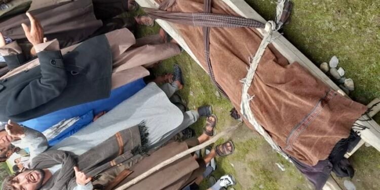 بدخشان‌ده طالبان‌گه قرشی ناراضلیک؛ اعتراضچیلر اۉزبېک تیلیده: «جسد یوزینی آچمنگ»