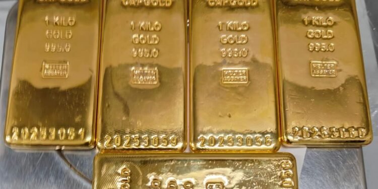 هندوستانده اۉزبېکستان ایکی فقراسی آلتین بیلن اوشلنگن