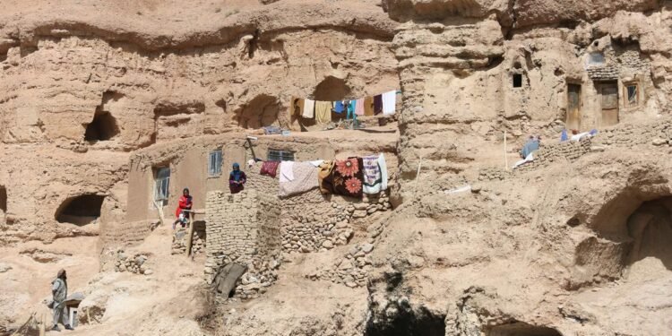 بامیان ولایتیده غارده یشاوچی اهالی اوچون یشش اوی توزاتیب بیریله‌دی