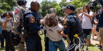 امریکاده پولیس تامانیدن کلمبیا بیلیم‌یورتی نینگ یوز ناراض طلبه‌سی قۉلگه آلینگن