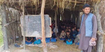 تخارده کوپلب مکتب‌لر اوقووچیلری آچیق فضاده درس اوقیدی