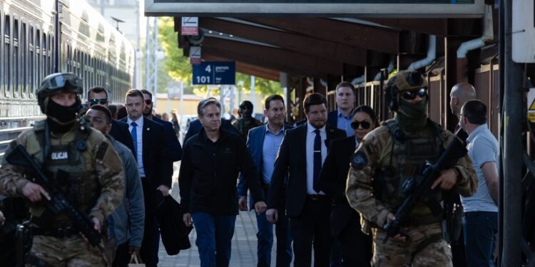 امریکانینگ اوکرایندن بۉلگن حمایهسی؛ بلینکن کیف کېلدی