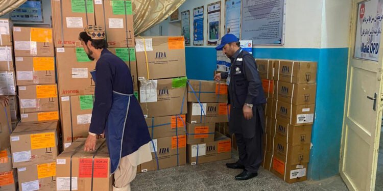 خلقارا ساغلیق تشکیلاتی سوو تاشقینلریدن زیان کورگنلرگه ۷ تُن ساغلیق جهازلرینی جونهتگن