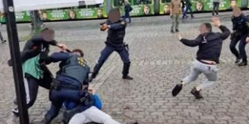 جرمنی‌ده بیر کیشی چاقو بیلن اسلام منتقدلریگه هجوم قیلدی