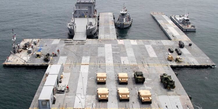 غزه‌گه انسان‌پرورلیک یاردملرنی جونه‌تیش اوچون بۉلگن اسکله تیارلنگن