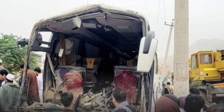 بغلان‌ده ترافیکی حادثه؛ ۱۸ کیشی اۉلیب و یره‌لنگن