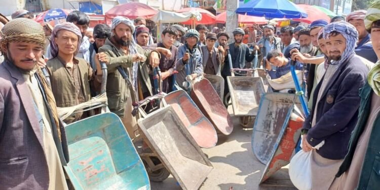 خلقارا ایشچیلر کونی؛ تخارده ایشچیلر آغیر شرایطدن شکایت قېلهدی