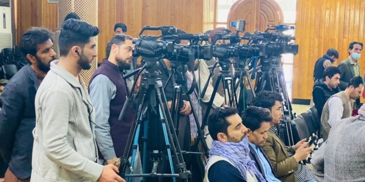 افغانستان ژورنالیستلری مرکزی ژورنالیستلر و یېتکرمهلر وضعیتیدن خواطر بېلدیردی