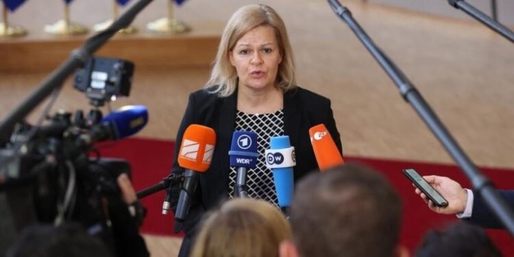 جرمنی ایچکی ایشلر وزیری: جنایتچی افغان‌لرنی جرمنی‌دن چیقاریش‌گه اولگورماقده‌میز