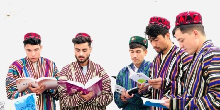 افغانستان اکادمیک ساحهسیده اۉزبېک تیلی تقدیری یاشلر قۉلیده