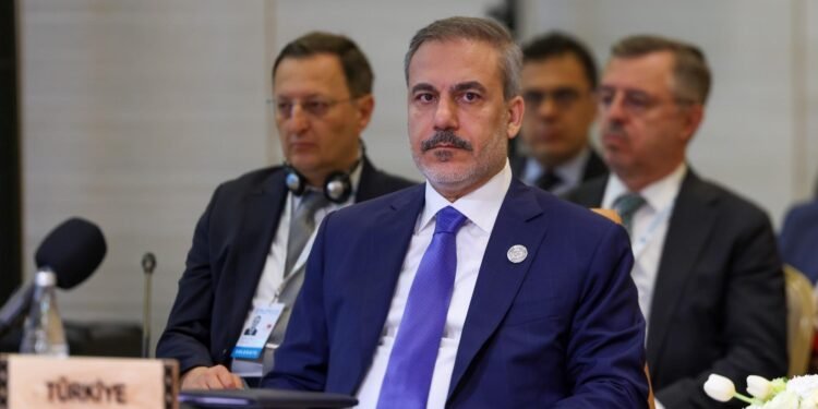 هاکان فیدان تورکی دولتلر آره‌سیده مشترک الفبا تانیشتیریلیشینی سۉره‌دی