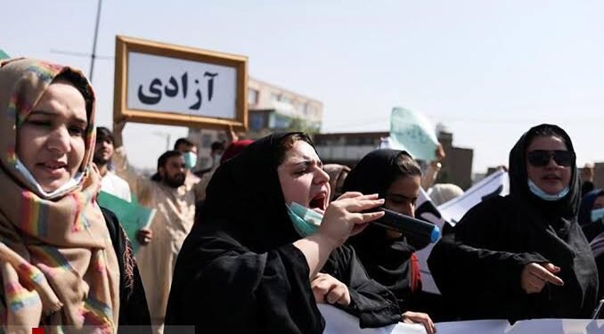 فرانسه افغانستان‌لیک عیاللرنی مهاجرلیک طلب‌لرینی قبول قیله‌دی