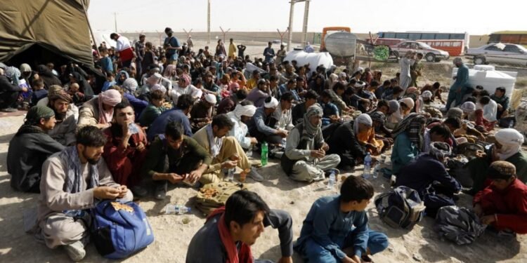 ایکی مینگ‌دن آرتیق مهاجر ایران و پاکستان‌دن افغانستان‌گه قیتیب کېلگن