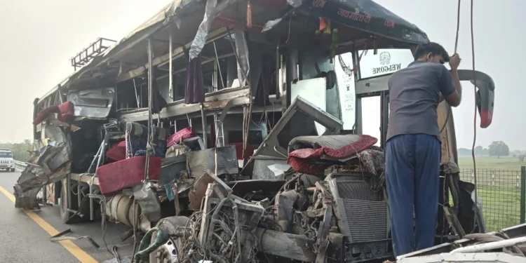 هندوستان‌ده اۉلیملی ترافیکی حادثه‌ده اۉنلرچه کیشی اۉلیب و یره‌لنگن