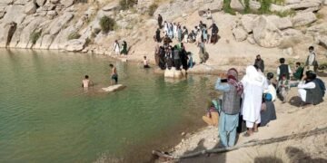 دایکندی‌ده ایکی یاش-ییگیت سوو باتیب جان بېردی