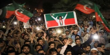 پاکستان‌ده عمران خان رهبرلیگیده بۉلگن حزب فعالیتی تۉخته‌تیلگن