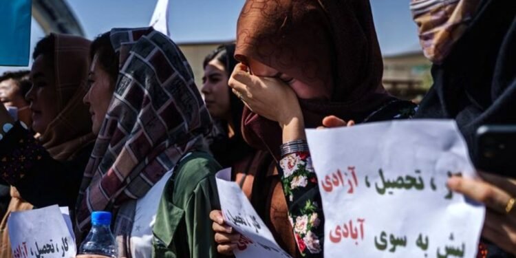 طالبان حاکمیتی اوچ ییللیگی؛ قیزلرنی جبری تورموشگه چیقاریلیشی کۉپهیگن