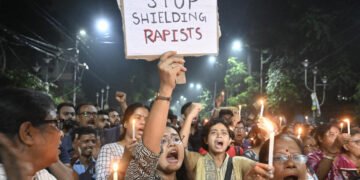 هندوستان‌ده بیر عیال‌نی اۉلدیریلیشی؛ اۉن مینگلرچه ناراض‌نی کوچه‌لرگه آلیب کېلدی