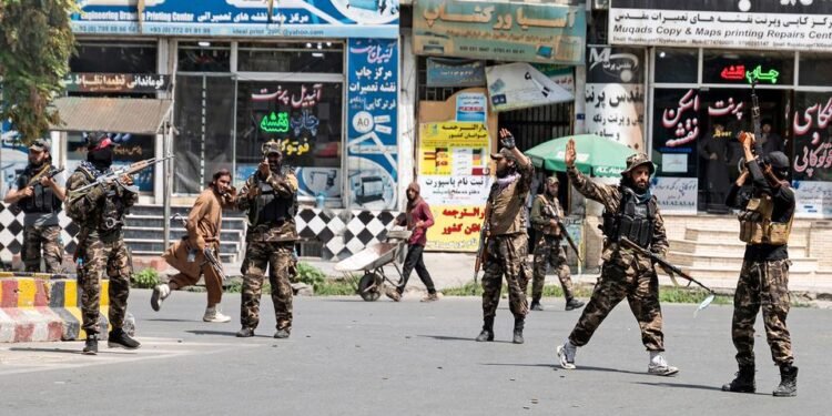 مهاجرت تشکیلاتی: طالبان قدرت‌گه کېلگنیدن بویان افغانستان اقتصادی آغیرلشگن