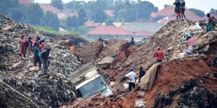 یوگاندا مملکتیده یوز بېرگن کۉچکی عاقبتیده ۲۰ دن آرتیق کیشی جان بېرگن