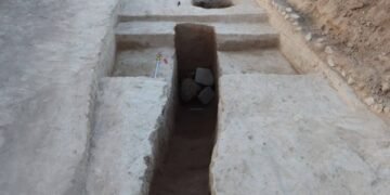 تاشکیند اطرافیده مینگ ییل ایلگری‌گه عاید بیر حربی نینگ قبری تاپیلدی